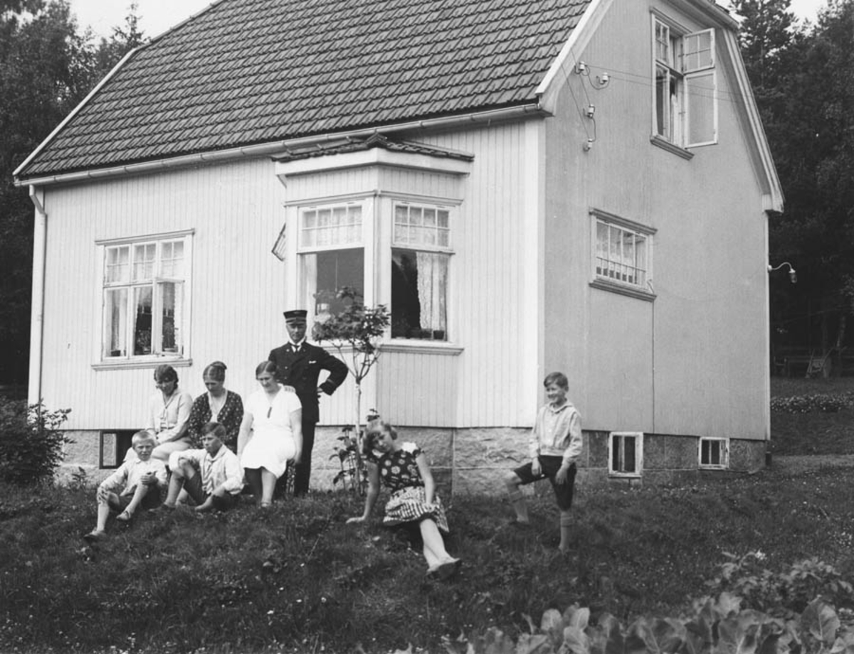 Arthur Eide m. familie. Barna: Arne Eide, Finn Ludvigsen, Gerd Eide, Alf Ludvigsen. Svigerinne og nevøer. Huset tilhørte Oscar Eriksen.