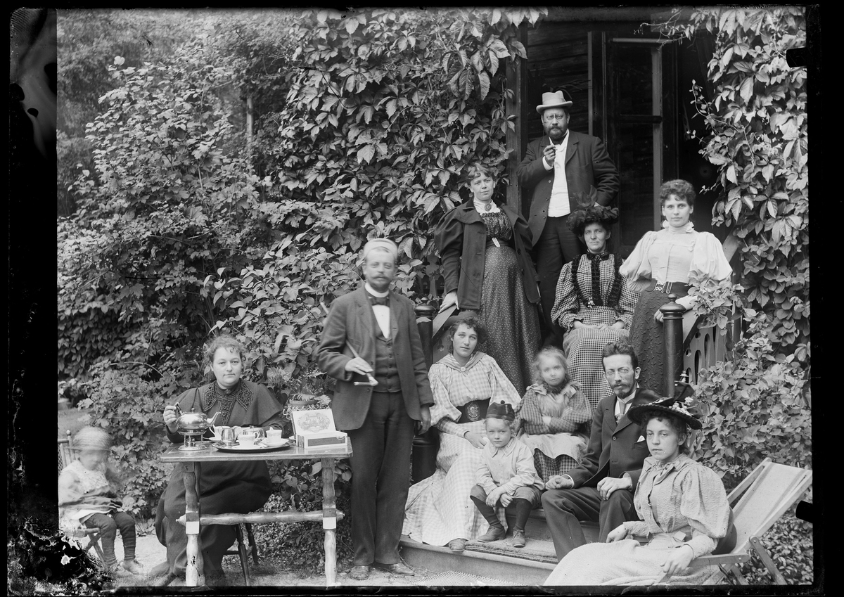 Familieselskap hos Grann-Meyer fotografert på trappen. 