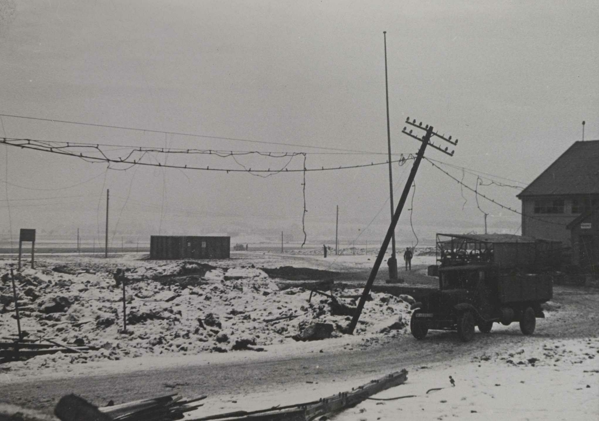 Album med fotografier fra bombingen av Kjeller flyplass 18. november 1943. Serien viser ødeleggelsene på bygninger, fly og omgivelser. Alle bildene er kommentert av fotografen.