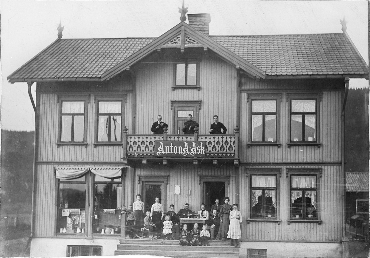 Landhandleriet til Anton A. Ask (1866 til 1920). Barn og voksne på trappen og på balkongen, sveitserstil
