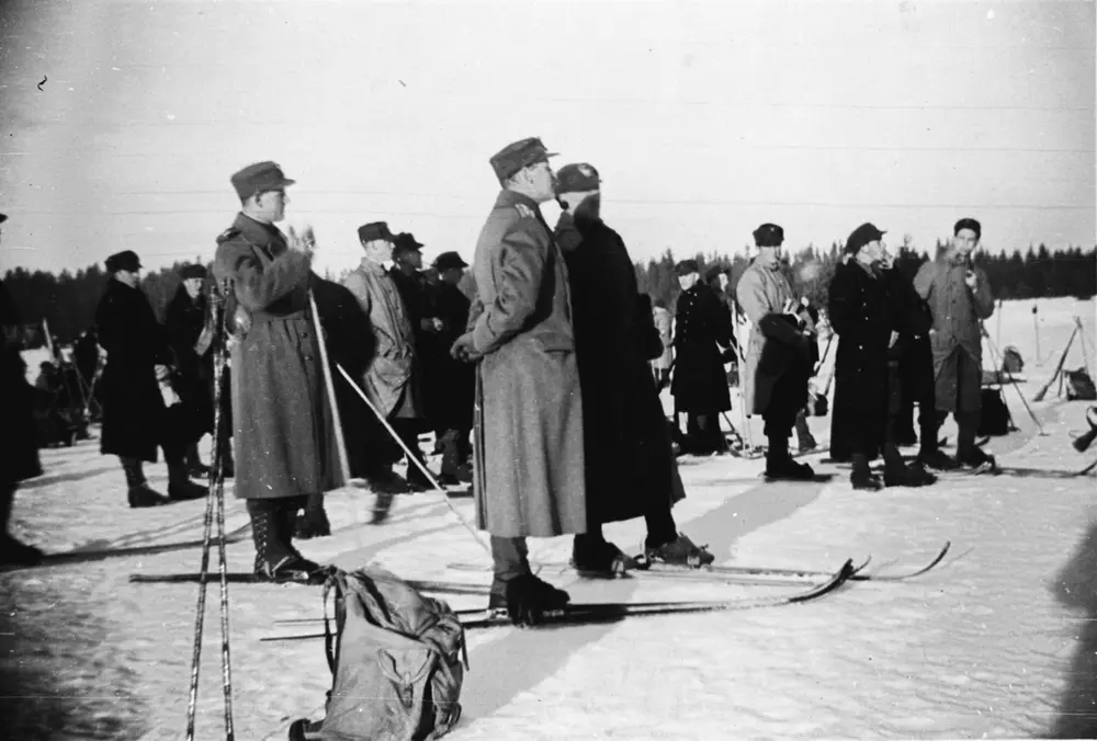 Kronprins Olav på ski under en øvelse på Trandum