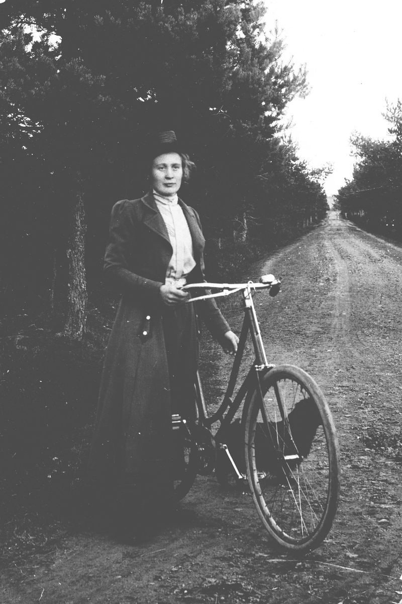 Dame med sykkel, Oline Rotnes