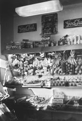 Kjøpmann K.Støverud serverer kaffe i forbindelse med butikkå