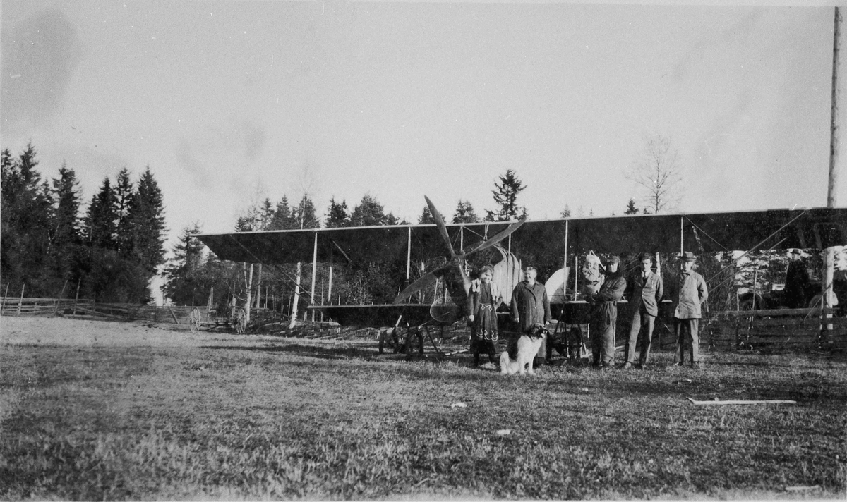 Fly av type dobbeldekker. På Johnsrudsletta 1922. Dagny, fru Nielsen, Bjarne, et barn og 2 andre menn.
