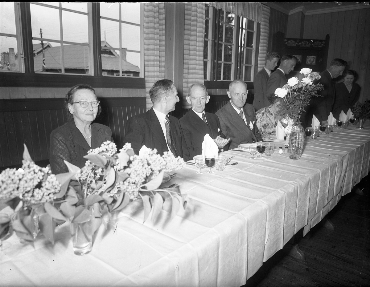 Fra Eidsvoll Bygdeutstilling i 1955. 
Festlig sammenkomst. Martin Johansen og Jens Røkholt ved bordet.