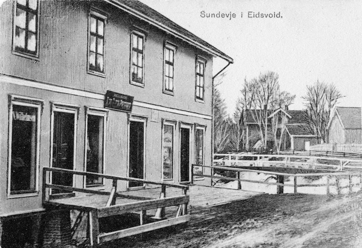 Sundevje i Eidsvoll. Sannsynligvis Lomsdalsgården til venstre. Sannsynligvis før 1920.