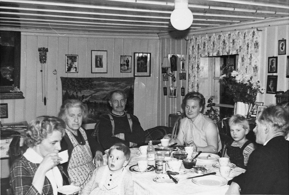 3 generasjoner rundt kaffebordet. Ulvinberget, Morskogen 1954. Fra venstre: Reidun Andersen, Dina Martinsen, Martin Martinsen, Synøve Bråten, Irene Bråten, Harald Martinsen.