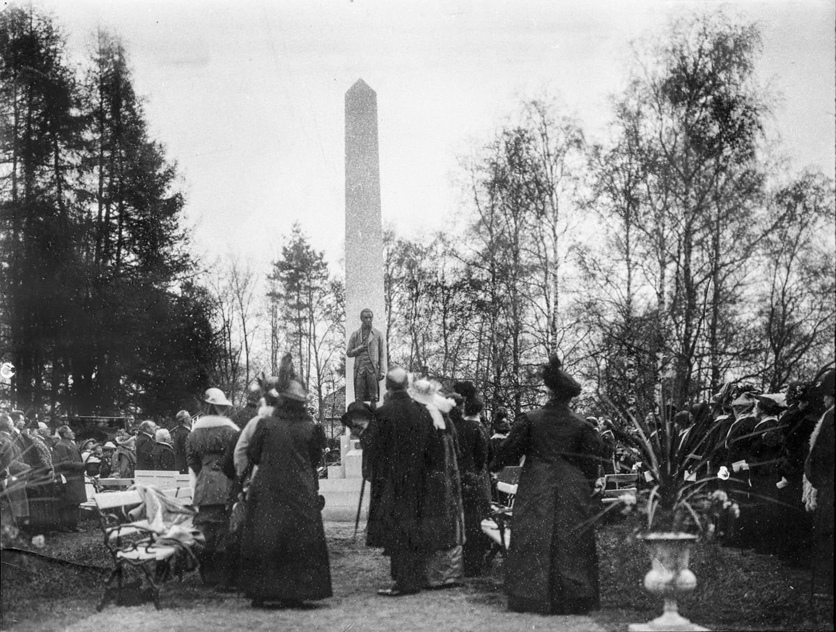 Ved monumentet over Carsten Anker. Det ble avduket 16. mai 1914 ...