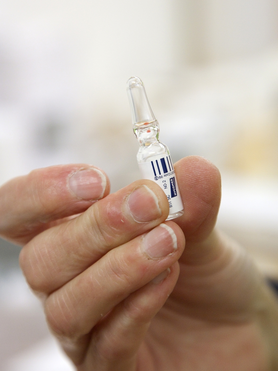 Svineinfluensa. Vaksinasjon mot svineinfluensa på Skedsmo Rådhus den 20.11.09. Vaksinasjonsområde. Kontor for forberedelse av vaksine. Ampull med adrenalin som skal anvendes hvis en av de vaksinerte får en allergisk reaksjon.