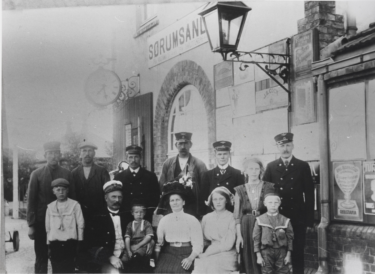 Stasjonsmesterens familie, hushjelp og øvrig stasjonsbetjening på Sørumsand stasjon.