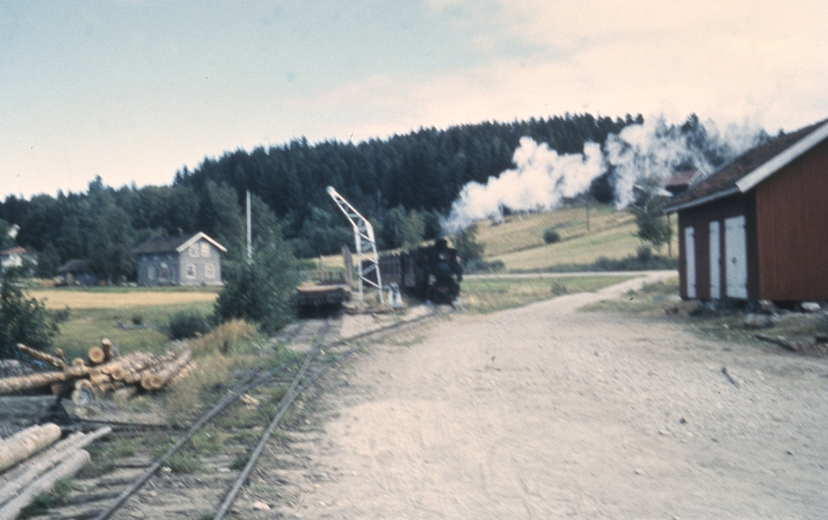 Tog 2051 bakker tilbake fra dampskipsbrygga til Skulerud stasjon