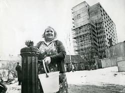 Kontrast mellom den gamle vannposten og de nye byggene som r