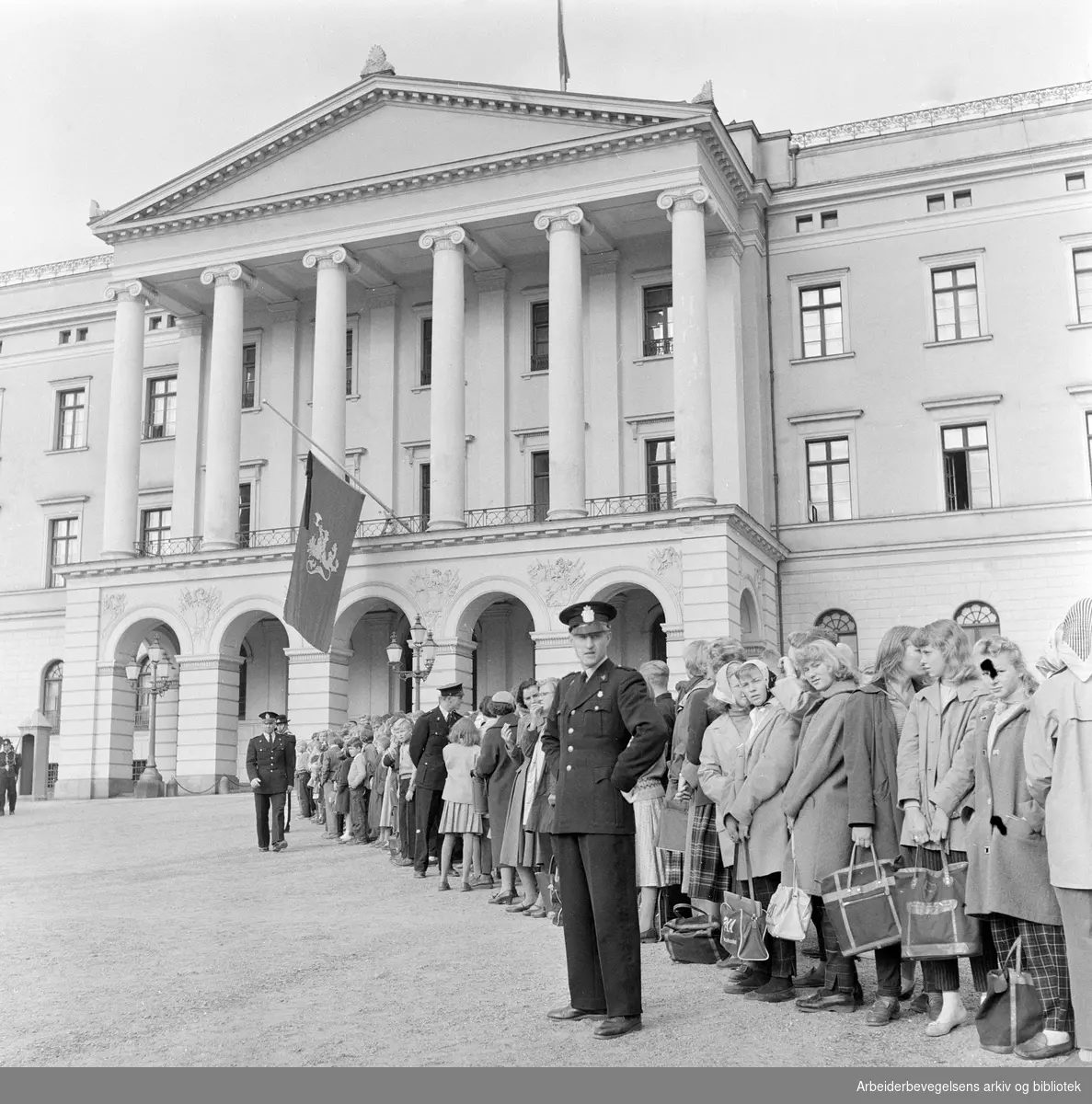 Kong Haakon VIIs død..Folk samler seg foran Slottet,.september 1957