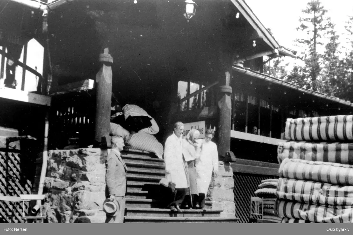 Tibakeføring av evakuerte av gamle og pleiepasienter fra Frognersteren til Lille Tøyen pleiehjem, juni 1940
