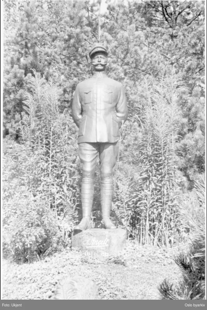 Statue av Oberst Henrik August Angell av Gustav Lærum.av bronse og granitt. Reist 1923. Statuen stod ved Holmenkollveien til 1980. Idag nedenfor Holmenkollen restaurant.