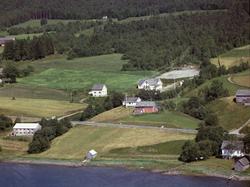 I sentrum Rabben. Bak: Daugstad skole, og kårhuset Haugen gn