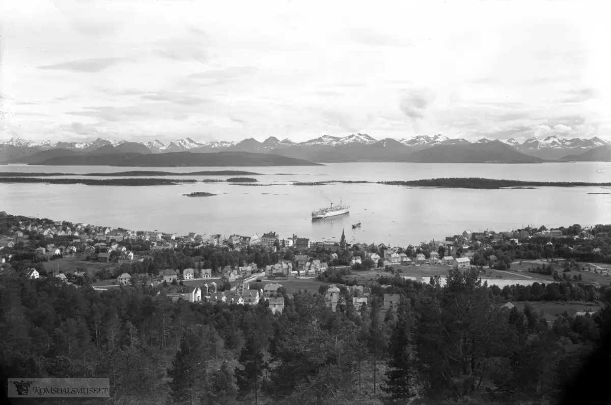Molde by sett fra nord., Molde med båten "Orion" på fjorden, sett fra Hatlelidhaugen.