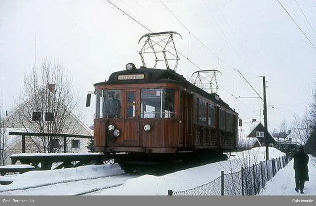 Holmenkollbanen "100-vogn" avgangsplattform, reisende.