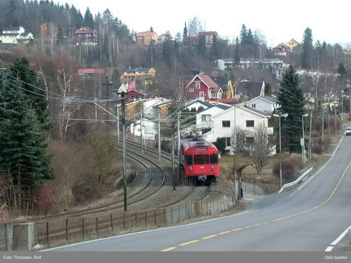 Oslo Sporveier. Kolsåsbanen. T-banevogn, serie T5, vogn 1306 på linje 4 til Bergkrystallen på vei mot Hauger stasjon. Brynsveien i forgrunnen.