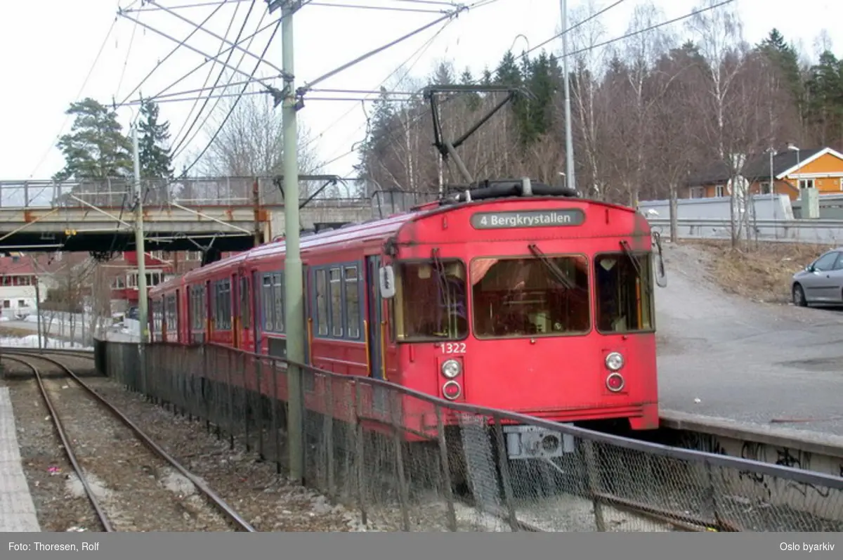Oslo Sporveier. Kolsåsbanen. T-banevogn, serie T6, vogn 1322 i tog på linje 4 til Bergkrystallen, her ut fra Valler stasjon under Vallerveien.