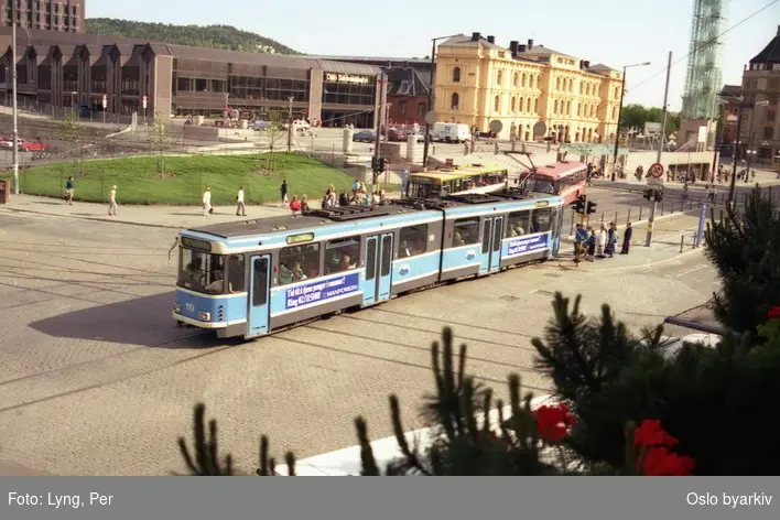 Oslo Sporveier. Trikk motorvogn 119 type SL79 linje 2mot Jernbanetorget fra Nygata. Østbanebygningen, Oslo Sentralstasjon, Klokketårnet (reist 1986). Busser.