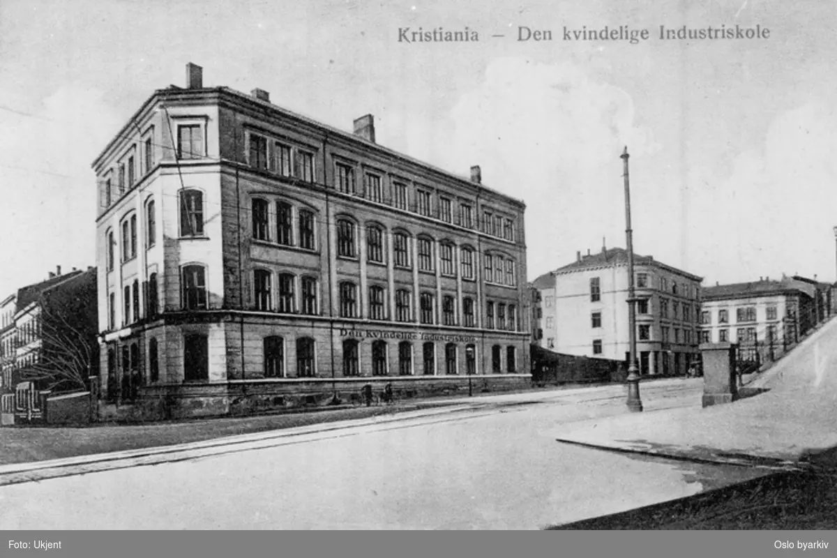 Den Kvinnelige Industriskolen (håndverk- og husflidsskole, fra 1875), forløper til Statens lærerhøgskole i forming, i Cort Adelers gate. Postkort.
