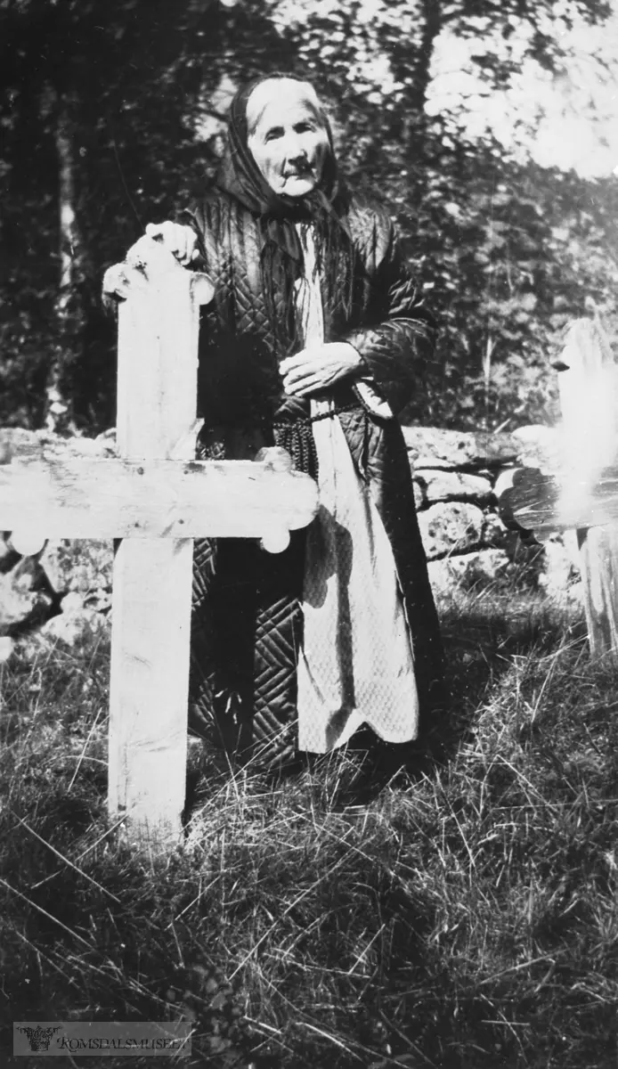 Bildet er tatt på Eresfjord kirkegård. Trekorsen skulle skiftast med ein gravstein...