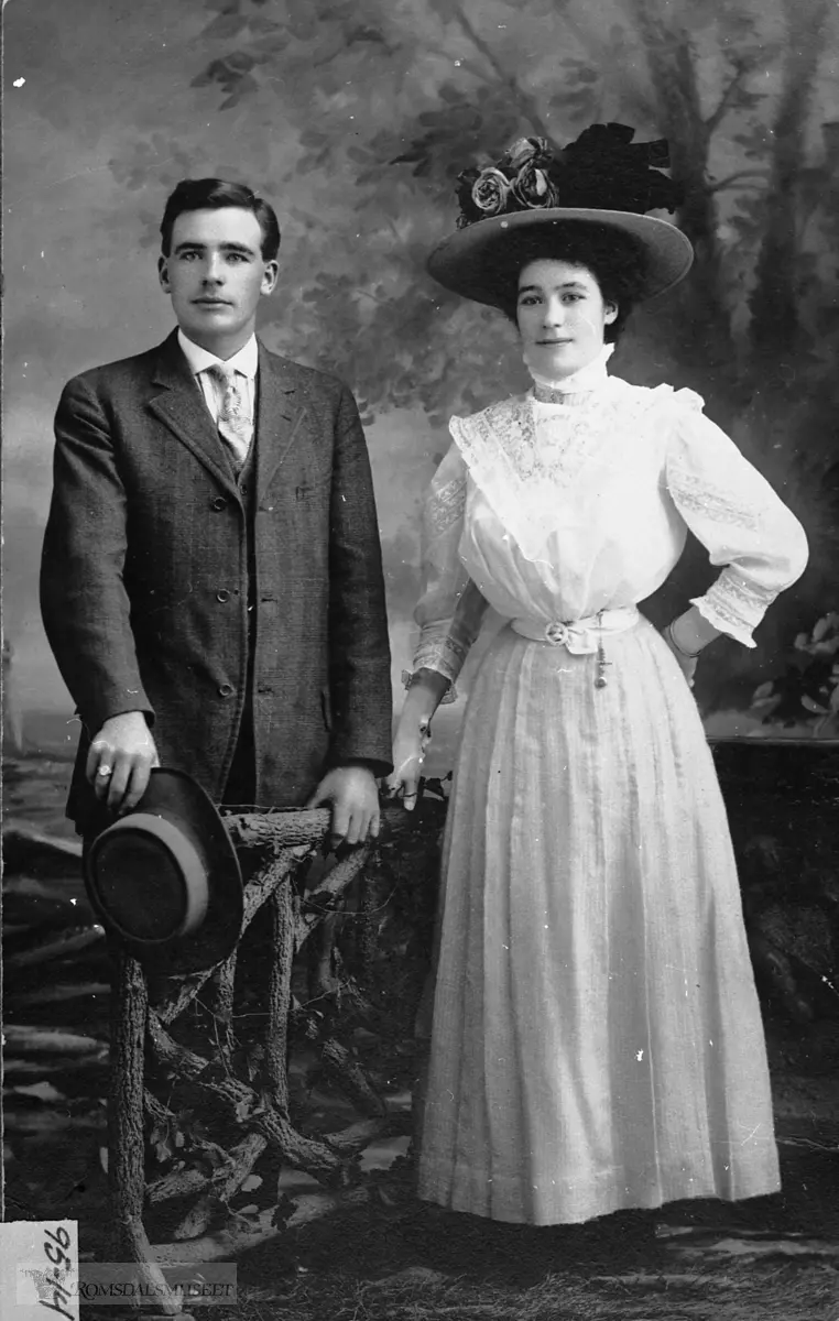 Petter Iversen og Antonette Iversen frå Trøan. Petter reiste til Amerika i 1905,....og Antonette i 1907. Dei var søsken.....
