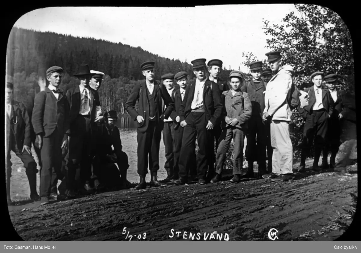 En gruppe menn og ungdommer poserer for fotografen, 5. juli 1903, Ved Stensvann eller Steinsvann, sannsynligvis i Bærum