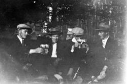 Gruppebilde. Ungdom frå Raudsand på tur.