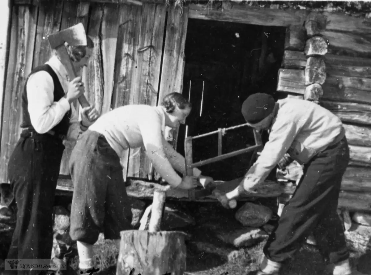 Vedhogging på Rødfjellet påska 1934.