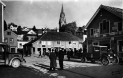 Høstmarkgården bygd i 1767. .Vi ser bla Romsdals Fellesbank.