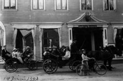 Familien Dr. Kaurin på tur med gjester utenfor Ludvig Hansen