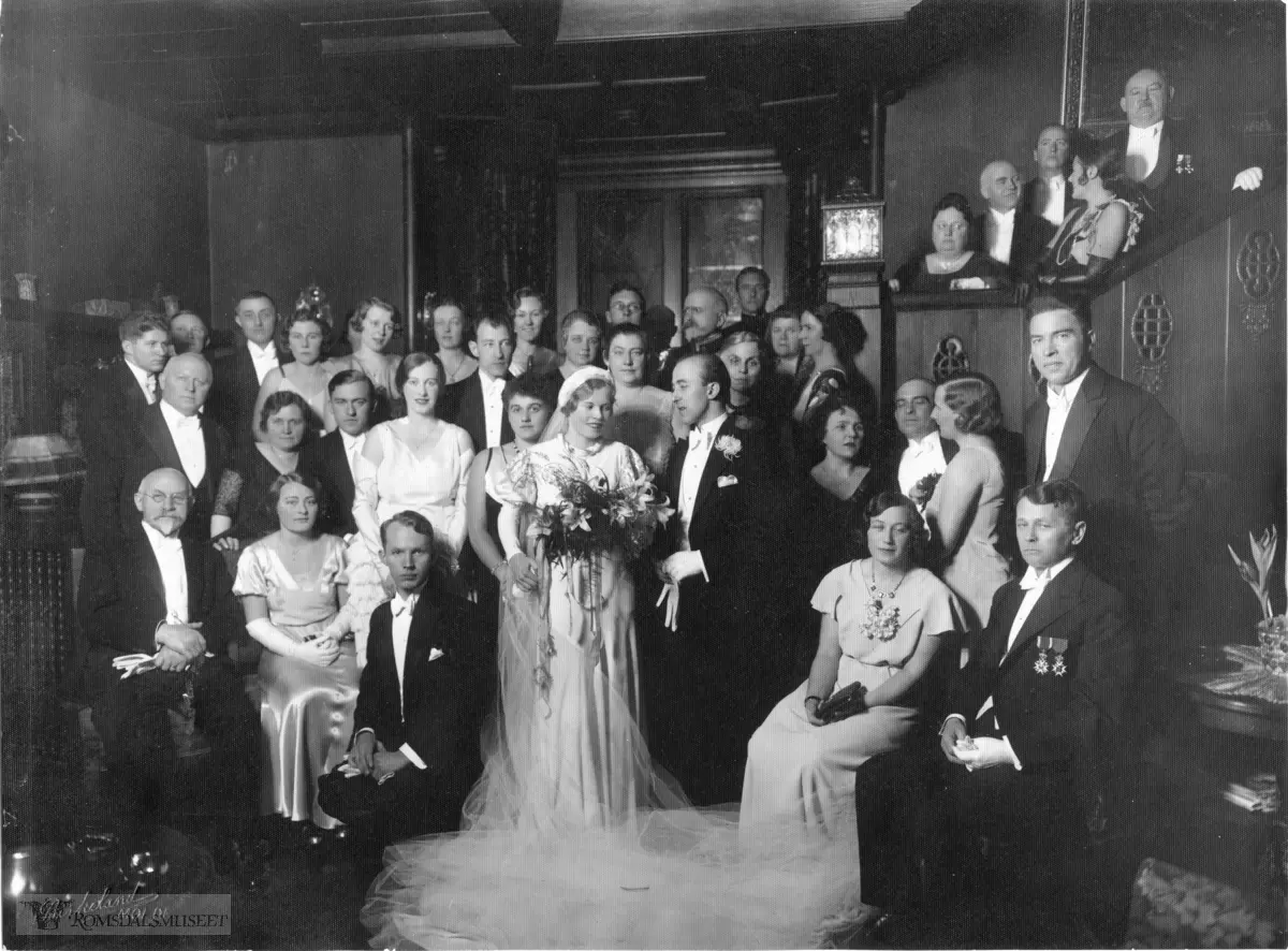 Fra Bodil og Aages bryllup i Chateauet 31.12.1932..Bildene er tatt fra gjesteboken "Vore Gjester" etter Laura og Oscar Hanssen..Bildet er tatt i hallen på Chateauet..Bryllup 31.12.1932.