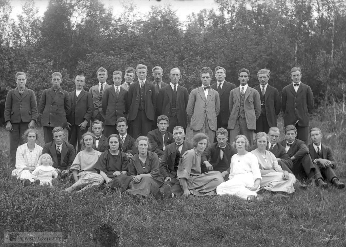 Ungdomslaget U.L "Forsøk" på Kleive trolig før 1925.