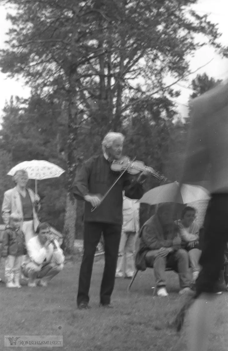 Leikaring på Hammervolltunet på Romsdalsmuseet..Olsok på Romsdalmuseet i 1989..Aktører Grytten bondekvinnelag.