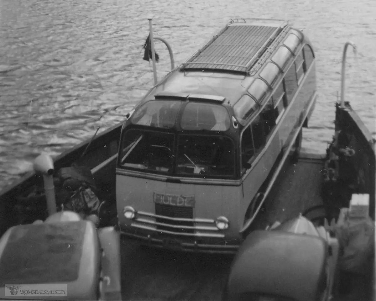 1956 Høvdinger på busstur..Bussen med reg nr T-8686 var en turbuss som tilhørte Aarø Automobilselskap i Molde. Det var en Matford 1951-modell og karosseriet ble bygd av Røvik Karosserifabrikk i Molde.