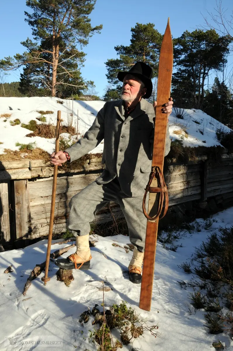 Aage Wold med vadmelsdress og skiutstyr frå tida da Otto Theodor Krohgs gikk på ski frå Daugstad til Måndalen i 1851. Klede, ski og stav utlånt frå Romsdalsmuseet. .(Sjå RB 12. mars 2011)