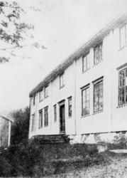 Restaurert i 1980-åra..Stabburet til venstre restaurert i 20