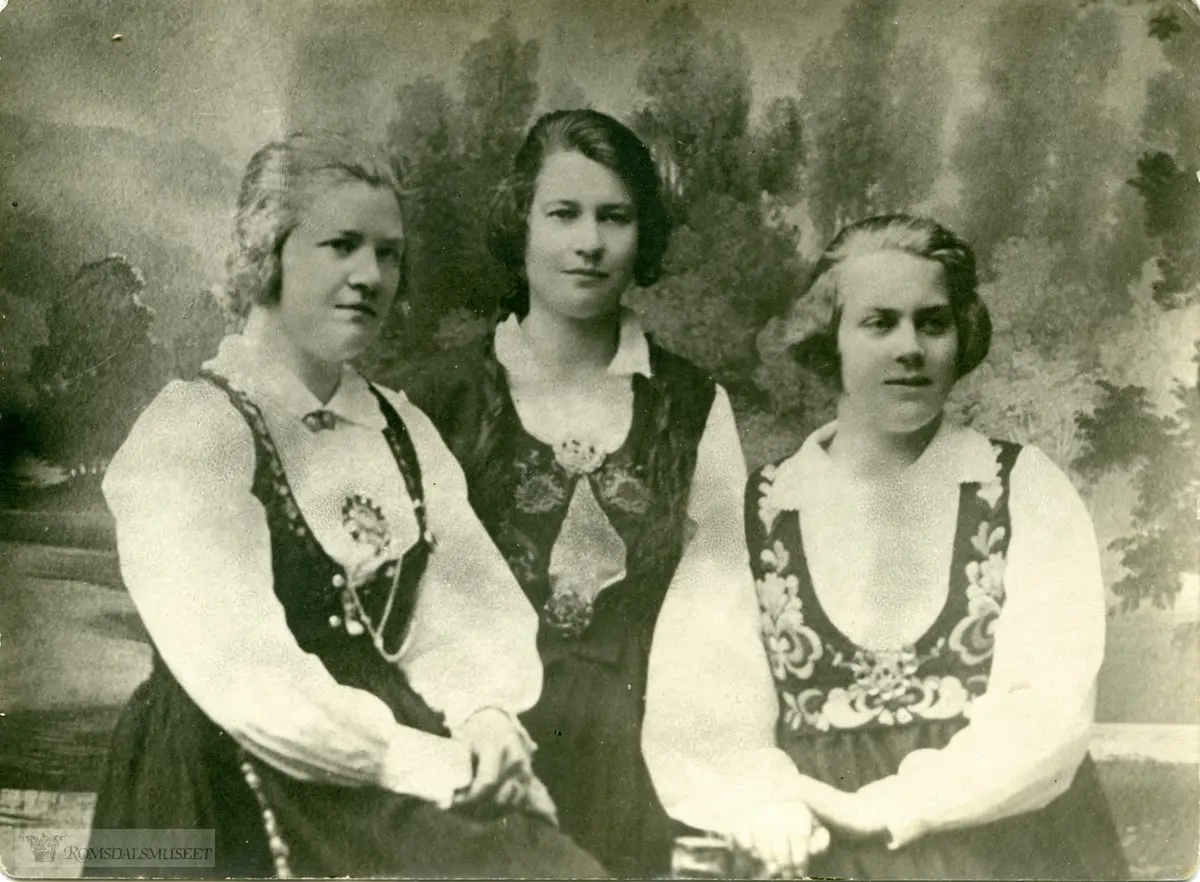 Pauline Marie Johnsdatter Westad f.1866 d.1962? g.m Erik J Eik f.1861 d.1955 gardbruker på Sekken..Personen i midten er Anna Eriksdtr. Eik f. 1901. Hun er Ingrid Amalie Solenes sin mor. ..