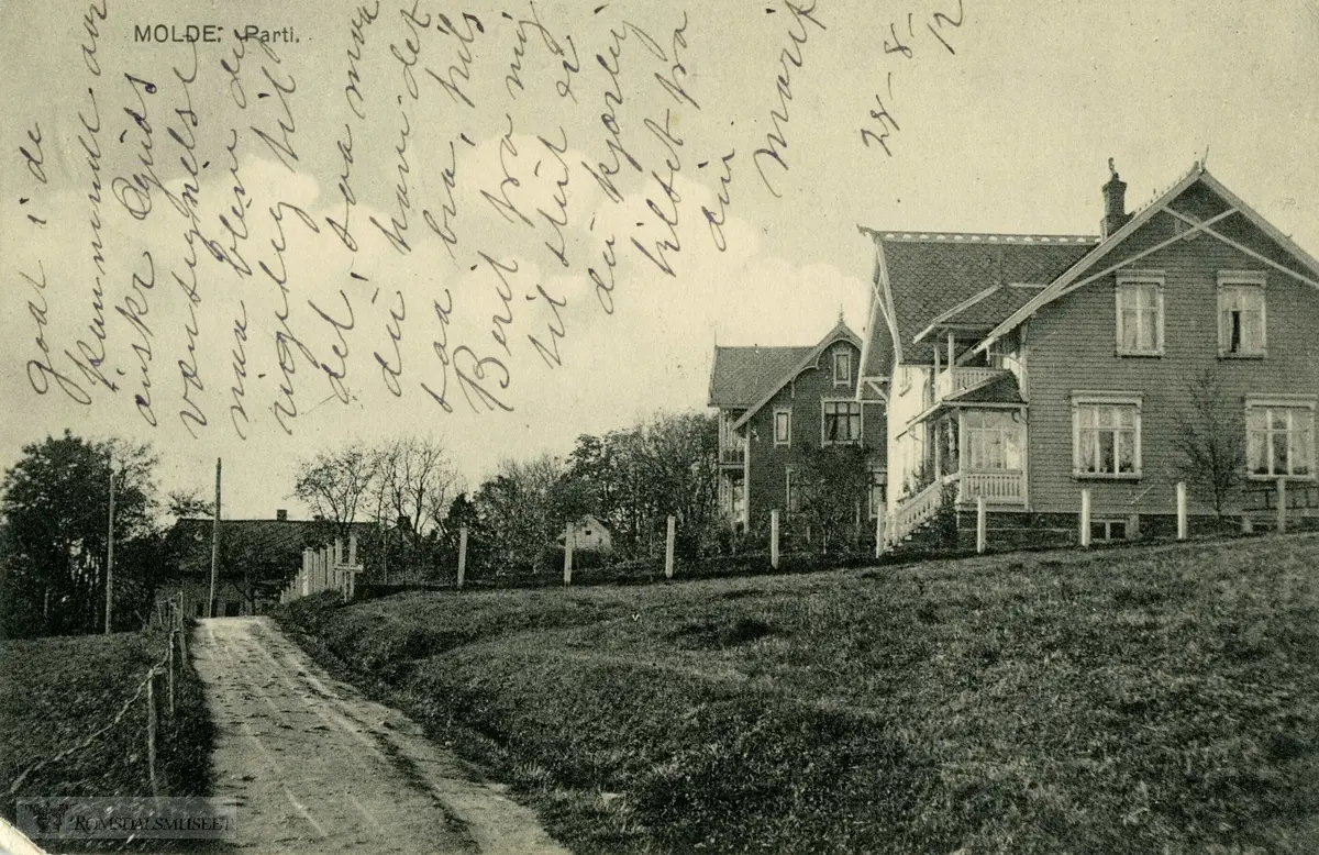 Sandvegen vestover mot sanatoriet. Fremst Kildals hus, så Jørgen Ibsen ?.Husetene på høyre side er fra nærmest hus nr 270 og 260.