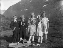 Barneselskap på Oterholm. .(eske4)