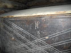 Stolpekiste, kornbøre i Nedre Myklebostad..Kista er omtalt i