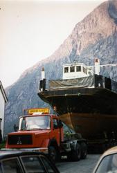 Fergen Mardøla fraktes til Eikesdalsvatnet.