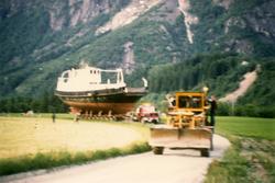 Fergen Mardøla fraktes til Eikesdalsvatnet.