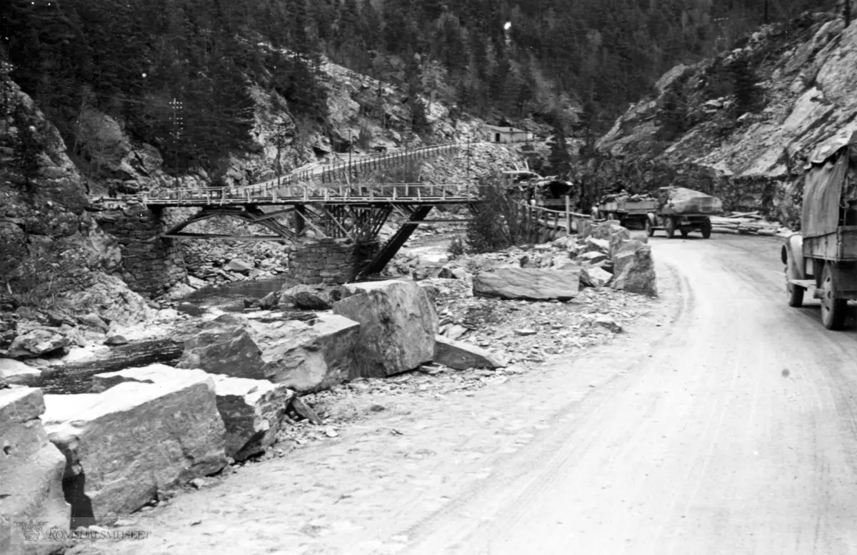 Bildet viser E6. Den gamle broen over Lågen i Rosten nord for Nord-Sel ...