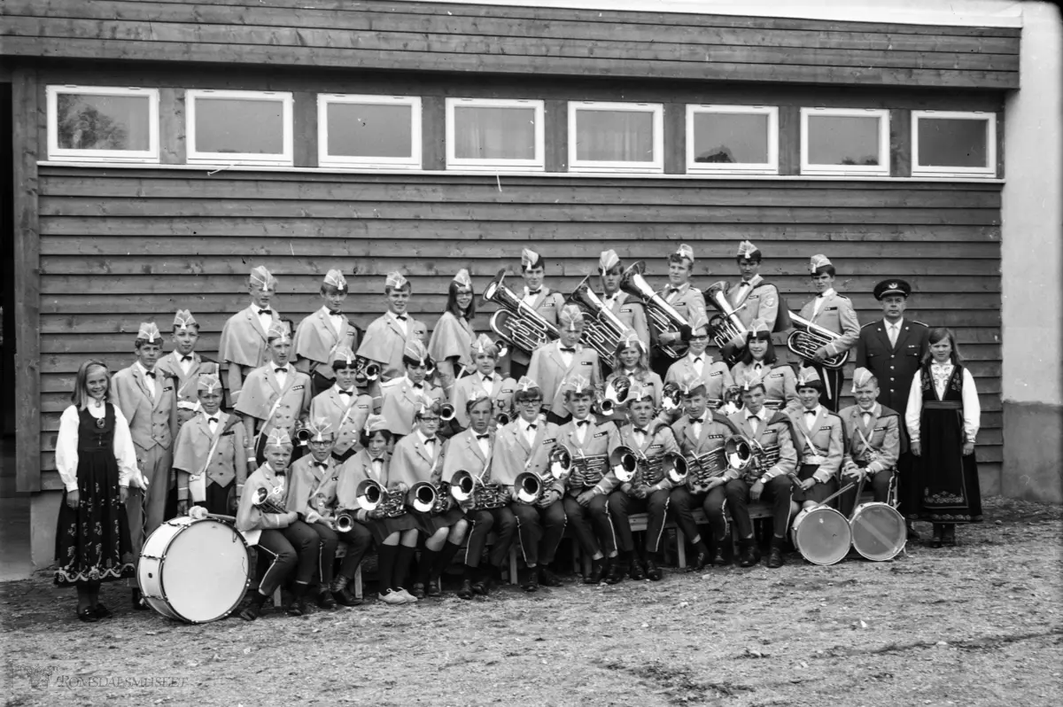 "Sangen og musikkensdag 09.06.1968". .Kvam skolekorps ved gymsalen på Kvam skole.