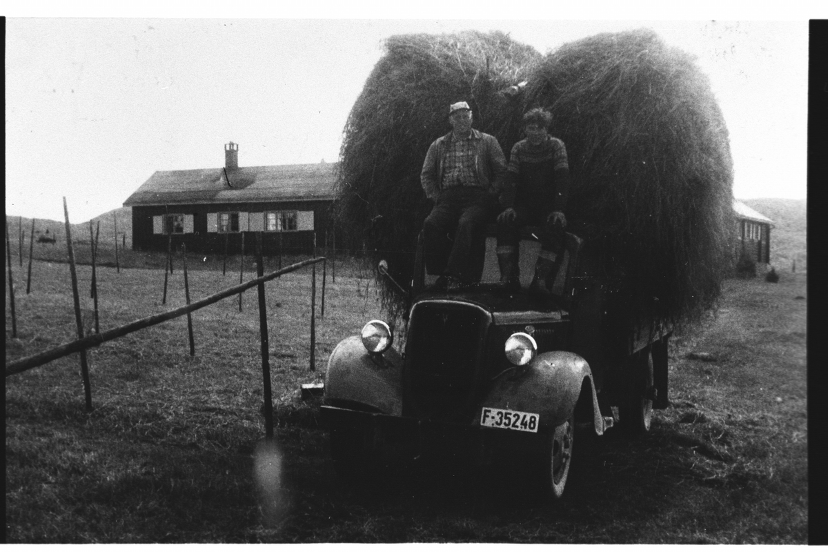 Hovda 1961..
På lasset Nils Brenna og Karsten Listøen.
Lastebil Ford V8 1935.reg. nr. F-35248.
Ola S.Skredderberget d.y. eide bilen i 1959.