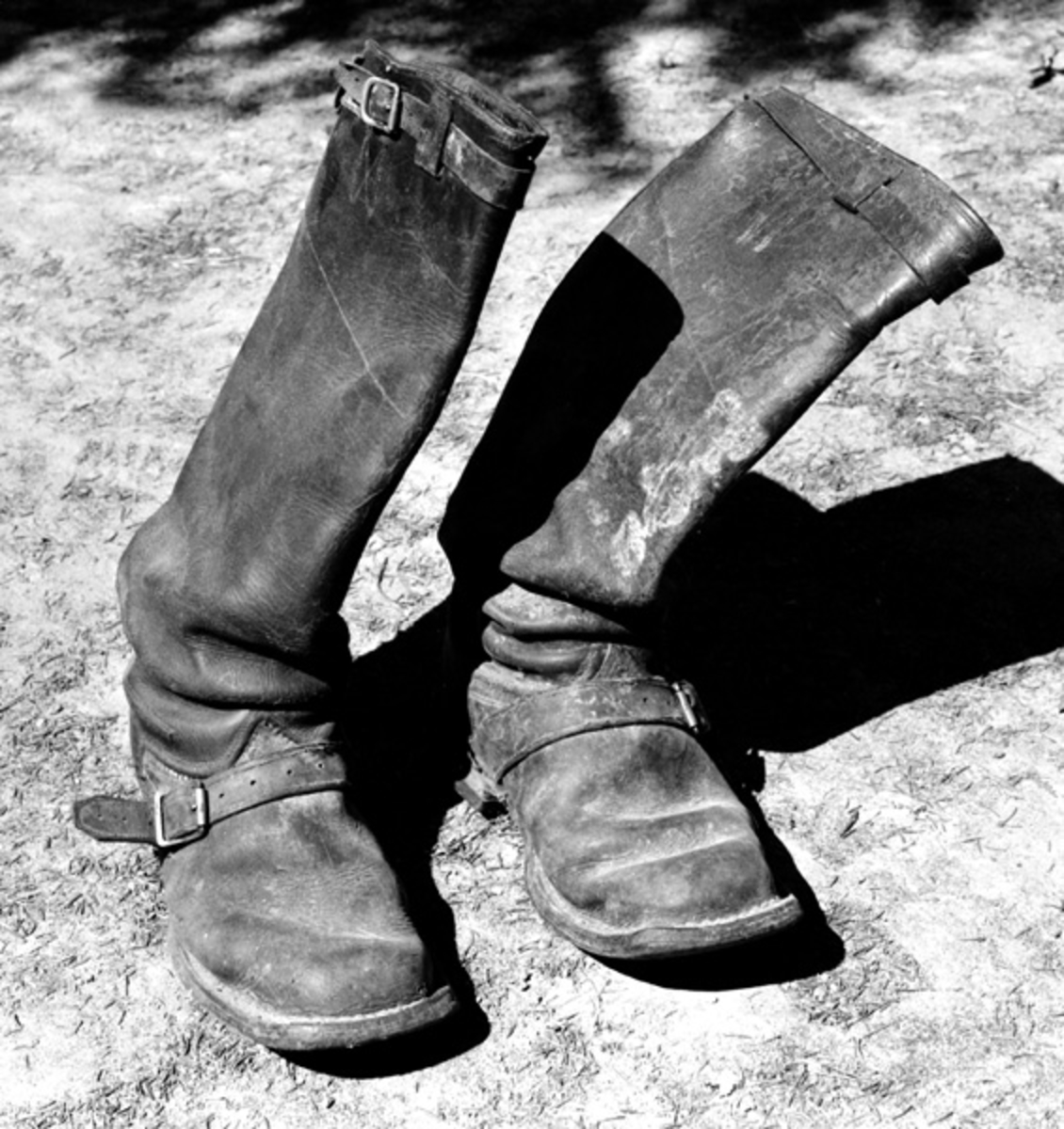 Støvlene har hæl av gummi. Rundt støvleskaftene er det en reim med spenne øverst. 
Over vristen er det også ei reim med spenne. Støvlene er laget ca. 1930. 
De er brukt av giveren ved jakt. 
Støvlene hører til utstyret i Kvanstranddamkoia som står på Prestøya. 

