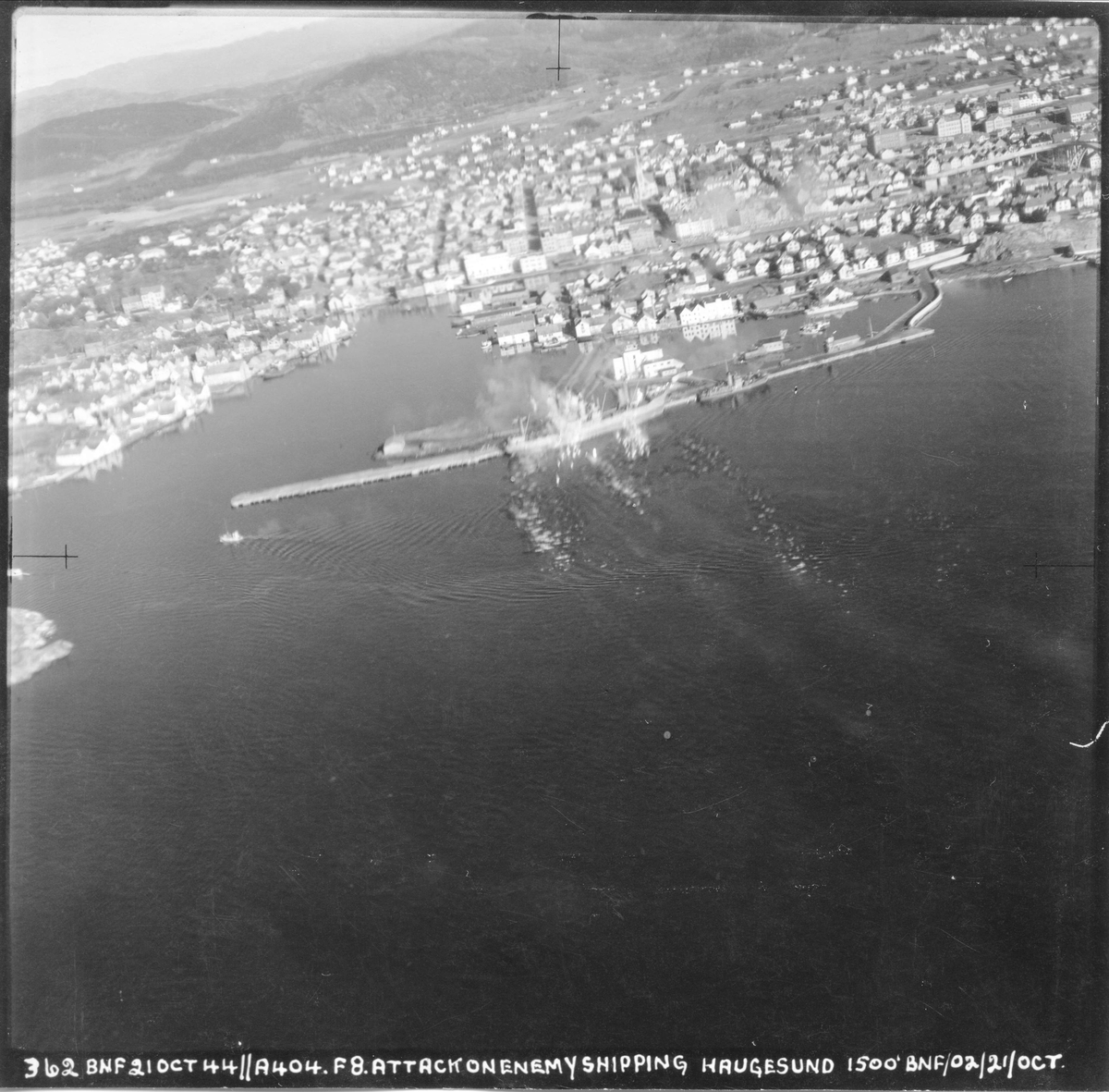 Fly fra RAF 404 skvadronen angriper et skip som ligger til kai i Haugesund, 21. oktober 1944.